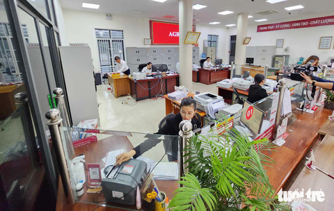 Một ngày tẩu thoát của phó giám đốc mang dao đi cướp ngân hàng - Ảnh 1. Quầy giao dịch số 1 - nơi xảy ra việc nghi phạm dùng dao khống chế nữ nhân viên ngân hàng để cướp tài sản - Ảnh: DOÃN HÒA