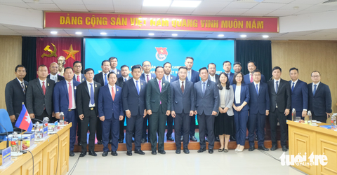 Gặp gỡ hữu nghị thanh niên Việt Nam - Campuchia tại thủ đô Hà Nội - Ảnh 3. Đoàn đại biểu thanh niên hai nước chụp hình tại Gặp gỡ hữu nghị thanh niên Việt Nam - Campuchia năm 2023 - Ảnh: HÀ THANH