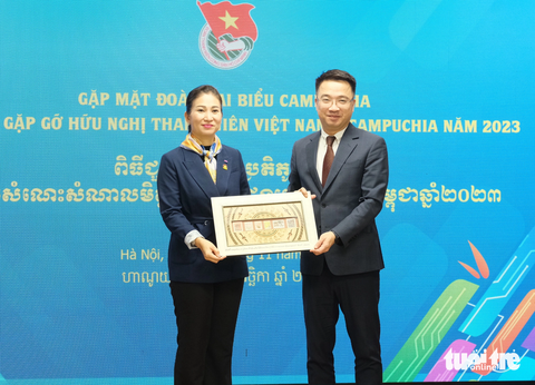 Gặp gỡ hữu nghị thanh niên Việt Nam - Campuchia tại thủ đô Hà Nội - Ảnh 4. Bí thư Trung ương Đoàn Nguyễn Tường Lâm tiếp đoàn đại biểu Hội Liên hiệp Thanh niên Campuchia do bà Dam Dariny - phó chủ tịch Hội Liên hiệp Thanh niên Campuchia, quốc vụ khanh Bộ Quốc phòng Campuchia - làm trưởng đoàn - Ảnh: HÀ THANH