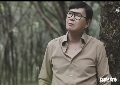 Thanh Điền tâm trạng trong MV Vạn lối sầu hát tặng sinh nhật người vợ quá cố, Thanh Kim Huệ - Ảnh chụp màn hình: LINH ĐOAN Thanh Điền tâm trạng trong MV Vạn lối sầu hát tặng sinh nhật người vợ quá cố - nghệ sĩ Thanh Kim Huệ - Ảnh chụp màn hình: LINH ĐOAN