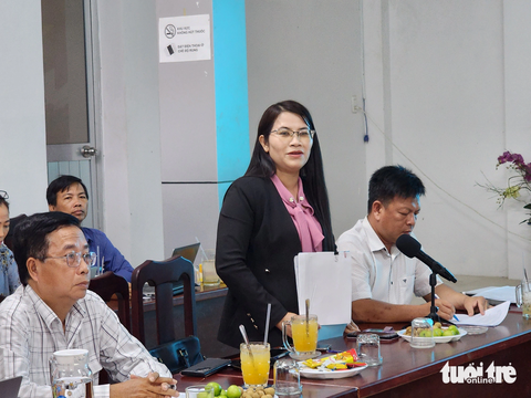 Vụ ngộ độc ở Rạch Giá: 3 trường đều do một cơ sở thức ăn cung cấp - Ảnh 1. Bà Nguyễn Thị Hồng Linh - phó chủ tịch UBND TP Rạch Giá - nói chưa có kết quả nên không cung cấp thông tin cơ sở cung cấp thức ăn - Ảnh: BỬU ĐẤU