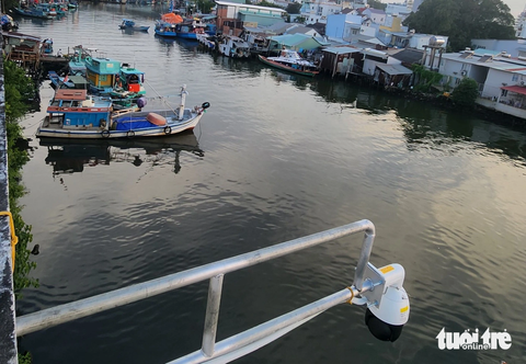 Phú Quốc thí điểm lắp 6 camera xử phạt bỏ rác thải sinh hoạt không đúng chỗ - Ảnh 2. Camera được lắp đặt trên khu vực sông Dương Đông (đoạn ngay chợ Dương Đông) để kiểm soát và xử phạt nếu có người bỏ rác không đúng nơi quy định - Ảnh: CHÍ CÔNG