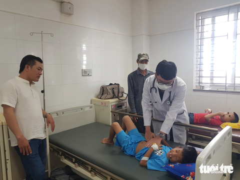 Vụ ngộ độc ở Rạch Giá: 3 trường đều do một cơ sở thức ăn cung cấp - Ảnh 3. Đến nay đã có 81 học sinh của 3 trường tiểu học trên địa bàn TP Rạch Giá nghi bị ngộ độc phải nhập viện - Ảnh: BỬU ĐẤU