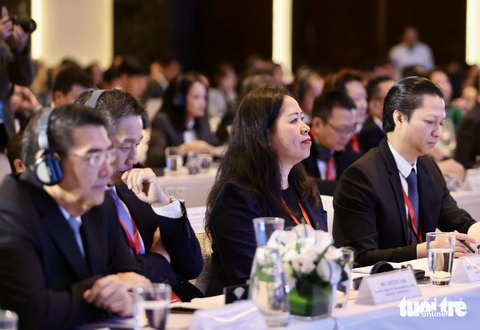 Không thể bàn lý thuyết về kinh tế tuần hoàn mà phải có mục tiêu - Ảnh 3. Các đại biểu theo dõi tham luận qua màn hình - Ảnh: NGUYỄN KHÁNH