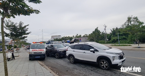 Tai nạn liên hoàn buổi sáng, cầu Rạch Miễu kẹt xe kéo dài sang chiều - Ảnh 1. Hai chiếc xe ô tô chạy lấn làn trên quốc lộ 60, tỉnh Bến Tre khiến chiếc xe cứu thương phải chạy lên vỉa hè để vượt - Ảnh: MẬU TRƯỜNG