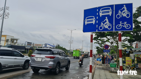 Tai nạn liên hoàn buổi sáng, cầu Rạch Miễu kẹt xe kéo dài sang chiều - Ảnh 2. Dù có biển phân làn trên quốc lộ 60 nhưng nhiều xe vẫn vô tư vi phạm - Ảnh: MẬU TRƯỜNG