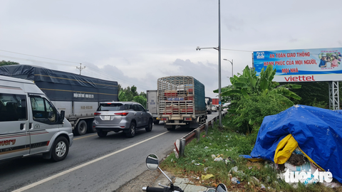 Tai nạn liên hoàn buổi sáng, cầu Rạch Miễu kẹt xe kéo dài sang chiều - Ảnh 3. Một chiếc xe tải mang biển số tỉnh Bến Tre chạy vào làn xe máy ngay trên cầu - Ảnh: MẬU TRƯỜNG