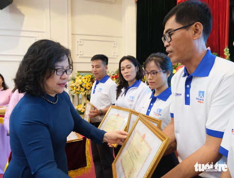 Cô giáo xúc động nhắc đến việc gia đình ly hôn sớm khiến học sinh thiệt thòi - Ảnh 1. Thứ trưởng Bộ Giáo dục và Đào tạo Ngô Thị Minh trao bằng khen của Bộ Giáo dục và Đào tạo cho các thầy cô giáo tiêu biểu được tuyên dương trong chương trình Chia sẻ cùng thầy cô năm 2023 - Ảnh: HÀ THANH