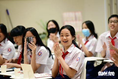 ‘Đi tham quan nhà máy em biết thêm nhiều kiến thức mới’ - Ảnh 5. Các em học sinh hào hứng với những kiến thức thực tế được trải nghiệm - Ảnh: DUYÊN PHAN
