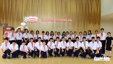‘Đi tham quan nhà máy em biết thêm nhiều kiến thức mới’ - Ảnh 6. Chiều 16-11, học sinh Trường THCS Trần Văn Ơn (quận 1, TP.HCM) đã có buổi tham quan và tìm hiểu về quy trình sản xuất ra một gói mì của Acecook - Ảnh: DUYÊN PHAN