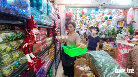 Đồ trang trí Giáng sinh 'ngóng' khách - Ảnh 3. Nhiều khách mua cho hay năm nay họ phải cân nhắc cắt giảm chi phí trang trí Giáng sinh - Ảnh: NHẬT XUÂN