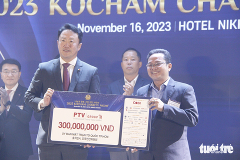Mong doanh nghiệp Hàn Quốc đồng hành cùng người dân Việt- Ảnh 1. Hiệp hội Thương mại và Công nghiệp Hàn Quốc trao 300 triệu đồng cho Ủy ban Mặt trận Tổ quốc Việt Nam TP.HCM