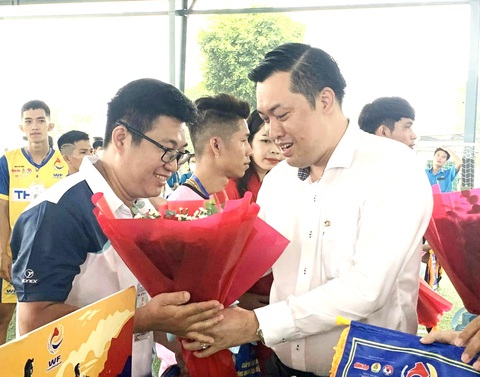 Bình Dương vinh dự đăng cai Giải bóng đá công nhân toàn quốc - Ảnh 1. Ông Cao Văn Chóng - phó giám đốc Sở Văn hóa, Thể thao và Du lịch tỉnh Bình Dương - tặng hoa cho các đội tham dự vòng loại Bình Dương Giải vô địch bóng đá công nhân toàn quốc 2023 - Ảnh: HỮU HẠNH