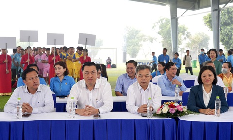 Bình Dương vinh dự đăng cai Giải bóng đá công nhân toàn quốc - Ảnh 2. Ông Cao Văn Chóng (thứ hai từ trái qua) trong lễ khai mạc vòng loại Bình Dương Giải vô địch bóng đá công nhân toàn quốc 2023 - Ảnh: HỮU HẠNH