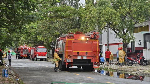 Một ngày, Long An xảy ra 2 vụ cháy khiến 2 doanh nghiệp thiệt hại nặng - Ảnh 2. Lực lượng cứu hộ kịp thời khống chế không để ngọn lửa cháy lan trong Khu công nghiệp Thuận Đạo, huyện Bến Lức chiều 16-11 - Ảnh: AN LONG