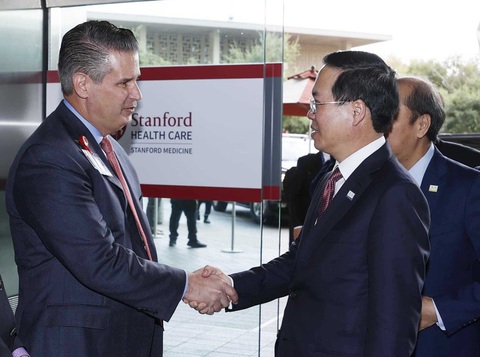 Chủ tịch nước Võ Văn Thưởng thăm Đại học Stanford - Ảnh 1. Chủ tịch nước Võ Văn Thưởng gặp lãnh đạo Đại học Stanford - Ảnh: TTXVN