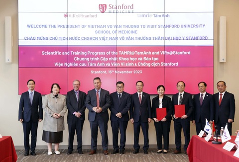 Chủ tịch nước Võ Văn Thưởng thăm Đại học Stanford - Ảnh 5. Chủ tịch nước Võ Văn Thưởng trong buổi lễ đánh dấu hợp tác giữa Bệnh viện Tâm Anh của Việt Nam và Viện Nghiên cứu vi sinh và phòng chống dịch Stanford - Ảnh: TTXVN
