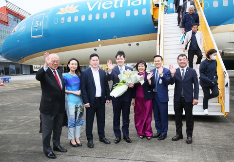 Sân bay Vân Đồn lần đầu đón chuyến bay từ Hokkaido - Nhật Bản - Ảnh 1. Đại diện lãnh đạo tỉnh Quảng Ninh chào đón đoàn đại biểu lãnh đạo tỉnh Hokkaido, Nhật Bản tại sân bay Vân Đồn - Ảnh: T.DƯƠNG