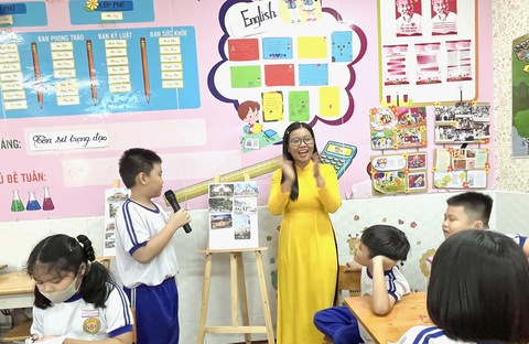 Cô Mai Thy trong tiết dạy lịch sử và địa lý địa phương với lớp học nhiều bục giảng - Ảnh: M.D Cô Mai Thy trong tiết dạy lịch sử và địa lý địa phương với lớp học nhiều bục giảng - Ảnh: M.D