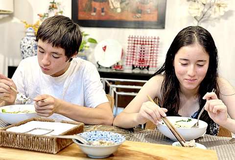 Hai con tôi hay nhõng nhẽo “mẹ ơi, phở” - Ảnh: KIẾN XÍU Hai con tôi hay nhõng nhẽo “mẹ ơi, phở” - Ảnh: KIẾN XÍU