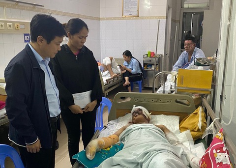 Vụ 9 công nhân bị bỏng ở Dung Quất: 1 người tử vong, 6 người điều trị ở Bệnh viện Bỏng quốc gia - Ảnh 1. Công đoàn tỉnh Quảng Ngãi ra Bệnh viện Bỏng quốc gia thăm 6 công nhân đang điều trị tại đây - Ảnh: N.P.N.