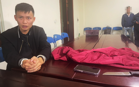 Một ngày tẩu thoát của phó giám đốc mang dao đi cướp ngân hàng - Ảnh 5. Nghi phạm Tuấn Anh cùng tang vật vụ án - Ảnh: Công an cung cấp