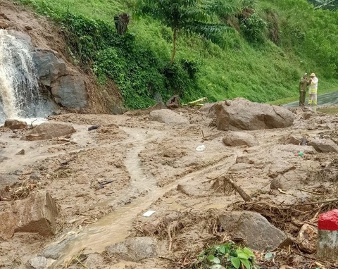 Đèo Vi Ô Lắc sạt lở, mặt đường quốc lộ 24 nứt, giao thông đang ách tắc - Ảnh 4. Điểm sạt lở ở đèo Vi Ô Lắc - Ảnh: P.X.V.