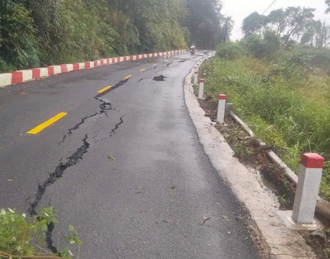 Đèo Vi Ô Lắc sạt lở, mặt đường quốc lộ 24 nứt, giao thông đang ách tắc - Ảnh 1. Đèo Vi Ô Lắc bị nứt toác, cơ quan chức năng đang thông đường - Ảnh: N.X.V.