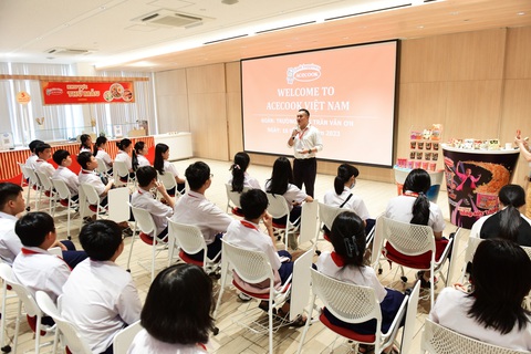 Học sinh vẽ lại quy trình sản xuất mì vì quá thích- Ảnh 2. Học sinh trường THCS Trần Văn Ơn (Q.1, TP.HCM) đã có buổi tham quan và tìm hiểu về quy trình sản xuất mì của Acecook - Ảnh: DUYÊN PHAN