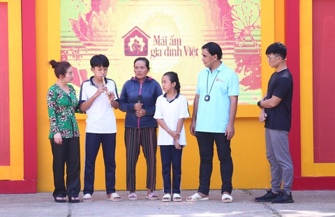 Thiên Vương MTV kể về tuổi thơ cơ cực phải dậy sớm giúp mẹ bán thịt ở chợ - Ảnh 4. Nhân vật thứ hai là em Lê Thạch Chính, nhờ kỹ năng thổi sáo Chính thường biểu diễn để kiếm thêm thu nhập