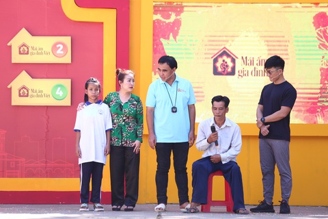 Thiên Vương MTV kể về tuổi thơ cơ cực phải dậy sớm giúp mẹ bán thịt ở chợ - Ảnh 3. Yến Nhi luôn giúp đỡ cha và chị gái trong những công việc nhà và ước mơ trở thành bác sĩ để chữa bệnh và nuôi sống gia đình.