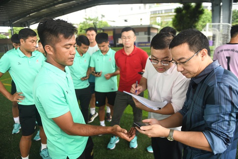Các đội tranh nhau tập luyện trước thềm VCK Giải bóng đá công nhân toàn quốc - Ảnh 8. Ban tổ chức kiểm tra tư cách cầu thủ thông qua phần mềm VSSID - Ảnh: QUANG ĐỊNH