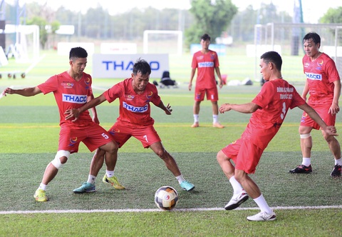 Các đội tranh nhau tập luyện trước thềm VCK Giải bóng đá công nhân toàn quốc - Ảnh 1. Đội SAWACO tích cực tập luyện trên sân Sora Gardens Links chiều 16-11 - Ảnh: QUANG ĐỊNH