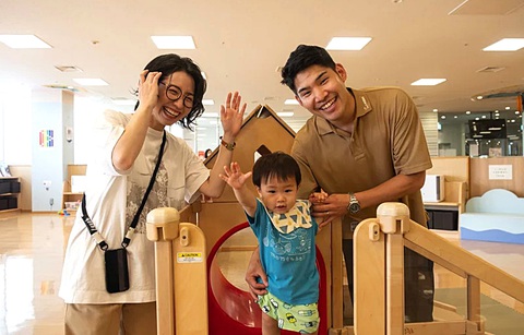 Taiki và Arisa Chisaka chơi đùa cùng con trai Tatara tại một trung tâm chăm sóc trẻ em do thành phố Akashi (ở phía tây Nhật Bản) điều hành - Ảnh: NPR Taiki và Arisa Chisaka chơi đùa cùng con trai Tatara tại một trung tâm chăm sóc trẻ em do thành phố Akashi (ở phía tây Nhật Bản) điều hành - Ảnh: NPR