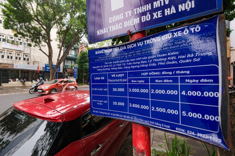 Hà Nội thiếu trầm trọng bãi đỗ xe công cộng, đáp ứng được khoảng 10% nhu cầu - Ảnh 2. Một bãi đỗ xe ở lòng đường được Sở Giao thông vận tải Hà Nội cấp phép - Ảnh: NAM TRẦN