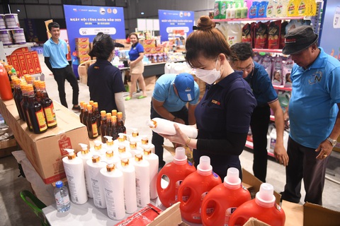 Khai mạc Hội chợ Ngày hội công nhân 2023 với 70 gian hàng giảm giá đặc biệt cho công nhân - Ảnh 5. Chị Tuyết Mai đã mua rất nhiều mặt hàng thiết yếu với mức giá ưu đãi.