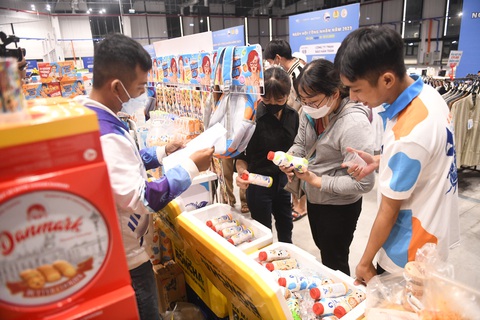 Khai mạc Hội chợ Ngày hội công nhân 2023 với 70 gian hàng giảm giá đặc biệt cho công nhân - Ảnh 3. Rất đông người đến xem và mua hàng ngay trong ngày đầu tiên của hội chợ.