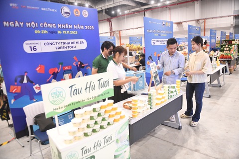 Khai mạc Hội chợ Ngày hội công nhân 2023 với 70 gian hàng giảm giá đặc biệt cho công nhân - Ảnh 6. Một gian hàng bán tàu hủ thu hút rất đông khách đến thử và mua hàng.