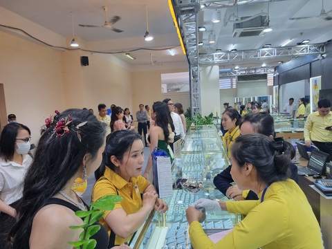 Bất chấp giá vàng tăng, vàng trang sức vẫn đắt hàng mùa cưới - Ảnh 1. Nhiều khách hàng đến tham quan, mua sắm tại Hội chợ quốc tế trang sức Việt Nam 2023 (VIJF) ngày 16-11 - Ảnh: A.H.