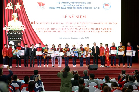 Trung tâm Huấn luyện Thể thao quốc gia Hà Nội kỷ niệm 64 năm ngày thành lập và trao thưởng cho các VĐV giành huy chương vàng Asiad 19 - Ảnh: H.TÙNG Trung tâm Huấn luyện thể thao quốc gia Hà Nội kỷ niệm 64 năm ngày thành lập và trao thưởng cho các VĐV giành huy chương vàng Asiad 19 - Ảnh: H.TÙNG