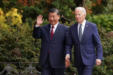 Chủ tịch Trung Quốc Tập Cận Bình đi dạo cùng Tổng thống Mỹ Joe Biden tại điền trang Filoli ở California, Mỹ, ngày 15-11-2023 - Ảnh: REUTERS Dù còn bất đồng tại nhiều điểm nóng, Bắc Kinh và Washington vẫn hướng đến việc xuống thang căng thẳng thông qua một loạt chuyến thăm của quan chức cấp cao hai nước đến nước còn lại. Chuỗi chuyến thăm được kết thúc bằng Hội nghị thượng đỉnh giữa Chủ tịch Trung Quốc Tập Cận Bình và Tổng thống Mỹ Joe Biden tại thành phố San Francisco (Mỹ) ngày 15-11 - Ảnh: REUTERS