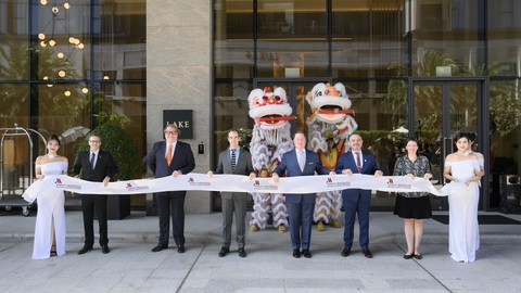 Masterise Homes khai trương khu căn hộ hàng hiệu Marriott Residences đầu tiên tại Việt Nam - Ảnh 1. Đại diện Marriott International và Masterise Homes tiến hành nghi thức cắt băng khai trương Khu căn hộ hàng hiệu Marriott tại tòa Lake, Grand Marina, Saigon.