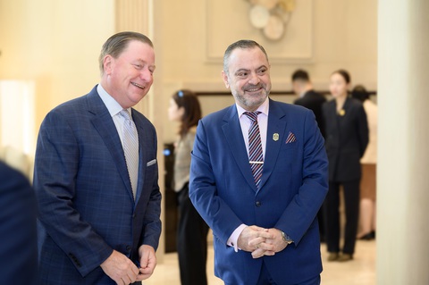 Masterise Homes khai trương khu căn hộ hàng hiệu Marriott Residences đầu tiên tại Việt Nam - Ảnh 4. Ông John Hearns, phó chủ tịch cấp cao, mảng Vận hành dự án bất động sản hàng hiệu toàn cầu của Marriott International (trái) và ông Mahdi Samhouri, phó giám đốc Khối Phát triển dự án kiêm phó giám đốc Khối Thiết kế của Masterise Homes tại sự kiện khai trương tòa Lake.
