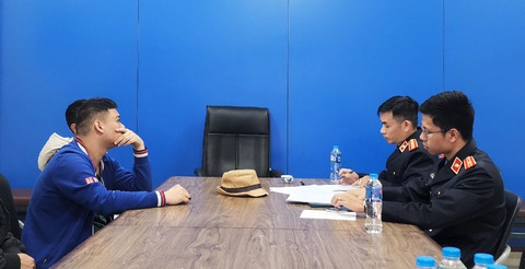 Khởi tố một chấp hành viên thi hành án dân sự tại Hải Phòng - Ảnh 3. Cơ quan điều tra hoàn tất thủ tục thi hành lệnh bắt tạm giam đối với Lương Minh Tuấn (áo xanh) - Ảnh: THỊNH HƯNG