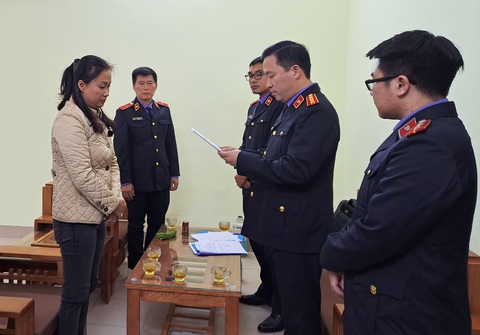 Khởi tố một chấp hành viên thi hành án dân sự tại Hải Phòng - Ảnh 1. Cơ quan điều tra Viện kiểm sát nhân dân tối cao tống đạt quyết định và lệnh bắt đối với Hoàng Thị Vân Anh - chấp hành viên Chi cục Thi hành án dân sự quận Ngô Quyền, Hải Phòng - Ảnh: THỊNH HƯNG