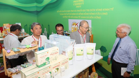 Bộ trưởng Lê Minh Hoan: "13 tỉnh ĐBSCL hãy đón vận hội của TP.HCM như của mình" - Ảnh 1. Nhiều sản phẩm nông nghiệp, chế biến được giới thiệu trong khuôn khổ diễn đàn