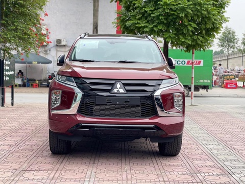Mitsubishi Pajero Sport thêm bản mới tại Việt Nam: - Ảnh 2. Tương tự hai phiên bản 4×2 AT và 4×4 AT, Mitsubishi Pajero Sport Black Edition vẫn có kích thước 4.825 x 1.815 x 1.835 (mm), chiều dài cơ sở 2.800mm và khoảng sáng gầm 218mm. Động cơ vẫn là máy 2.4L Diesel MIVEC, cho công suất 181 mã lực và mô-men xoắn 430Nm, kết hợp hộp số tự động 8 cấp, tùy chọn hệ dẫn động cầu sau hoặc dẫn động bốn bánh - Ảnh: Đại lý Mitsubishi/Facebook