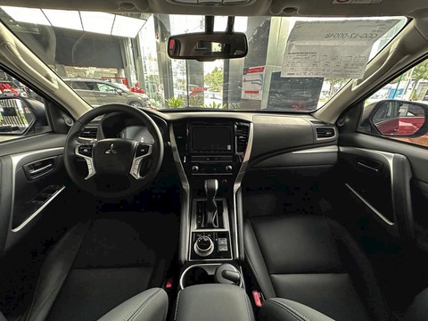 Mitsubishi Pajero Sport thêm bản mới tại Việt Nam: - Ảnh 3. Trên bản cao cấp nhất, một số trang bị nổi bật có thể kể đến như đèn pha Bi-LED, màn hình giải trí cảm ứng 8 inch, ghế chỉnh điện 8 hướng, điều hòa hai vùng tự động, phanh tay điện tử, chế độ lái off-road, 7 túi khí, camera toàn cảnh, cân bằng điện tử, hỗ trợ lên/xuống dốc, kiểm soát chân ga khi phanh và gói an toàn chủ động thông minh - Ảnh: Đại lý Mitsubishi/Facebook
