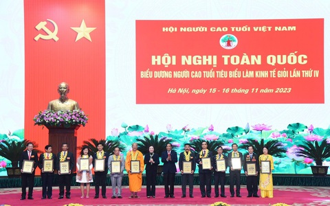 Lãnh đạo Trung ương Hội Người cao tuổi Việt Nam và lãnh đạo các bộ, ngành trao biểu trưng, tôn vinh người cao tuổi làm kinh tế giỏi năm 2023 - Ảnh: VGP/NHẬT BẮC Lãnh đạo Trung ương Hội Người cao tuổi Việt Nam và lãnh đạo các bộ, ngành trao biểu trưng, tôn vinh người cao tuổi làm kinh tế giỏi năm 2023 - Ảnh: VGP