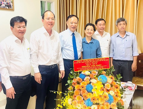 Lãnh đạo TP.HCM thăm chúc mừng các nhà giáo tiêu biểu - Ảnh 1. Phó bí thư Thành ủy TP.HCM Nguyễn Hồ Hải cùng các đại biểu đến thăm nhà giáo, giáo sư, tiến sĩ Nguyễn Tấn Phát - Ảnh: WEB THÀNH ỦY